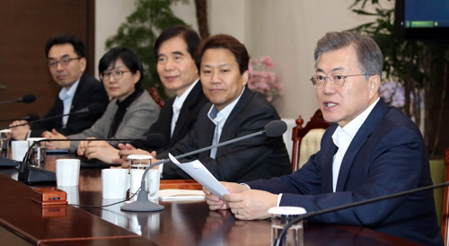 문재인 대통령이 26일 오후 청와대 여민관에서 열린 수석보좌관회의를 주재하고 있다./연합뉴스